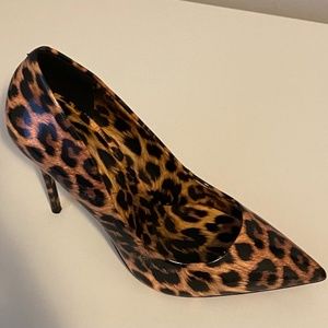 Patent leather Leopard pumps